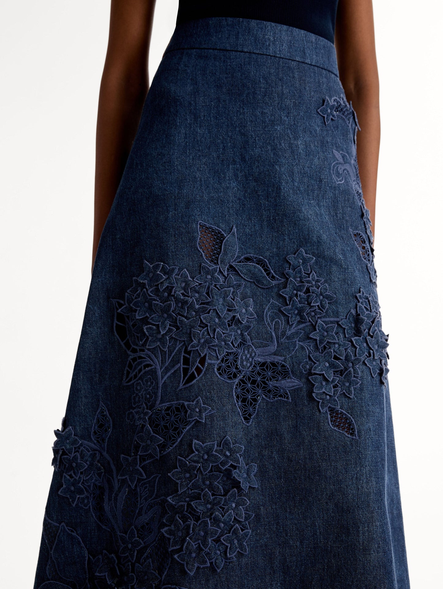 Porcelain Flower Cutout Denim Skirt Medium wash / Oscar de la Renta