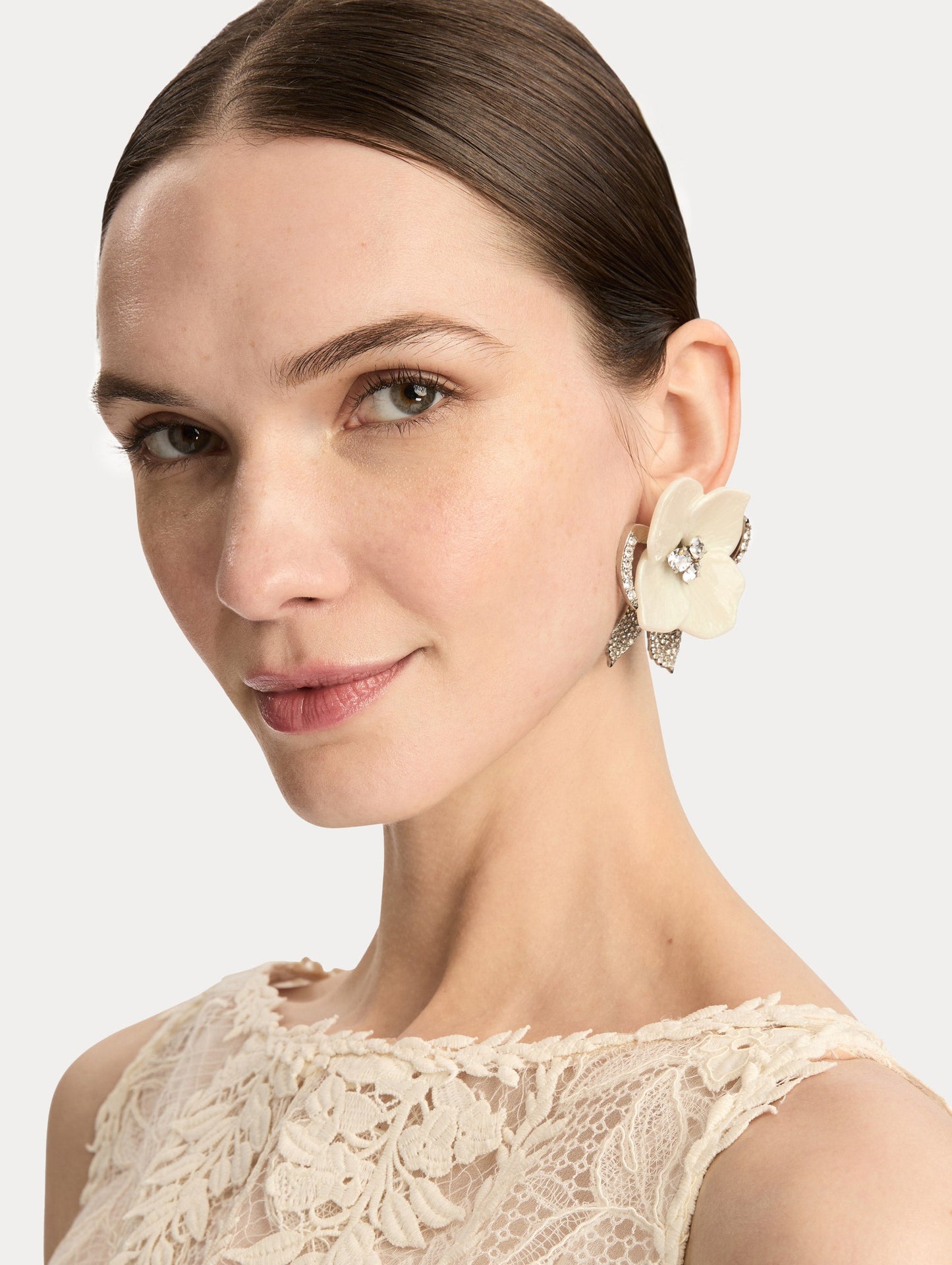 Pearl Blossom Clip-On Earrings Crystal / Oscar de la Renta