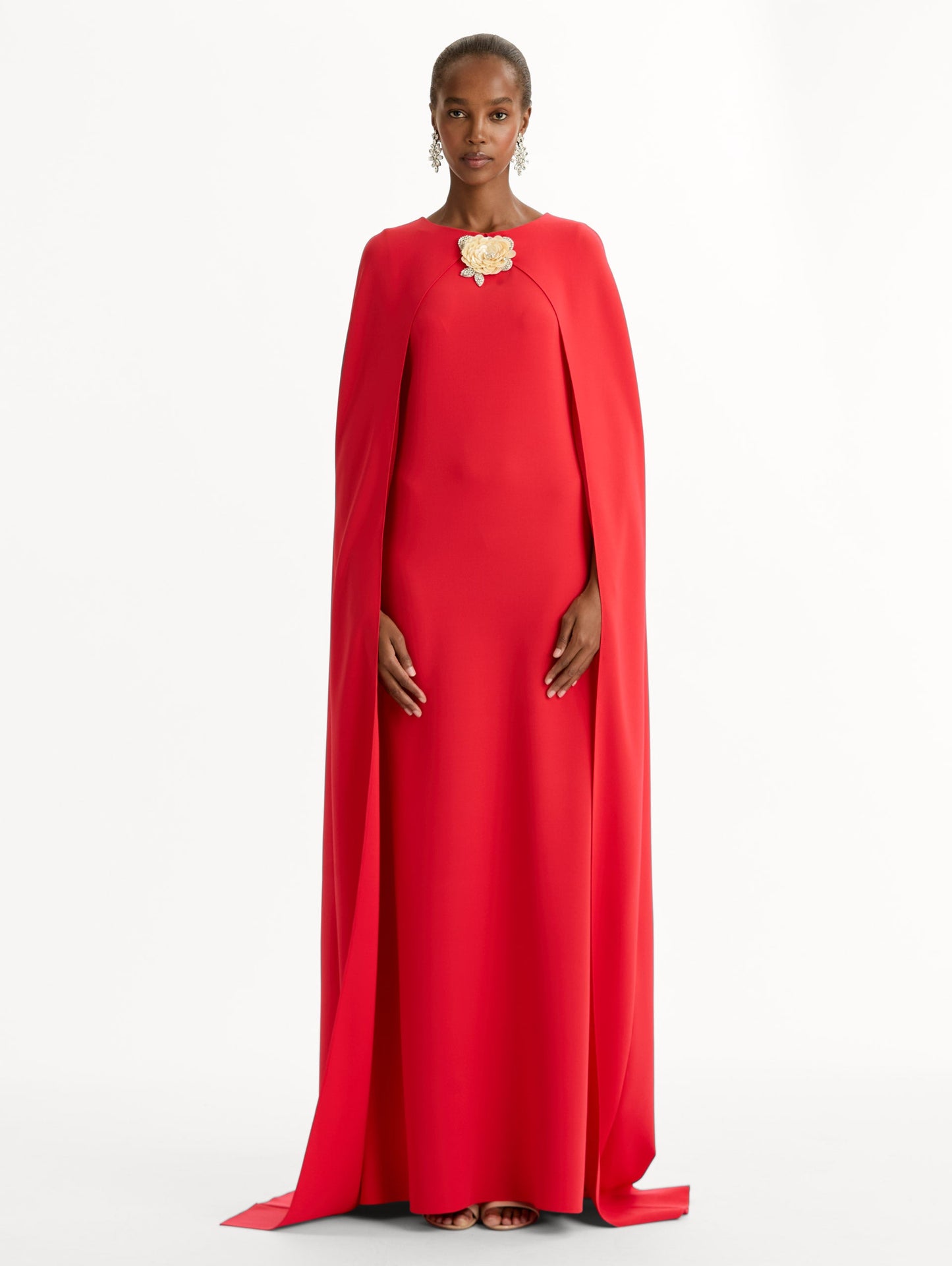 Brooch Embroidered Cape-Back Caftan Scarlet / Oscar de la Renta