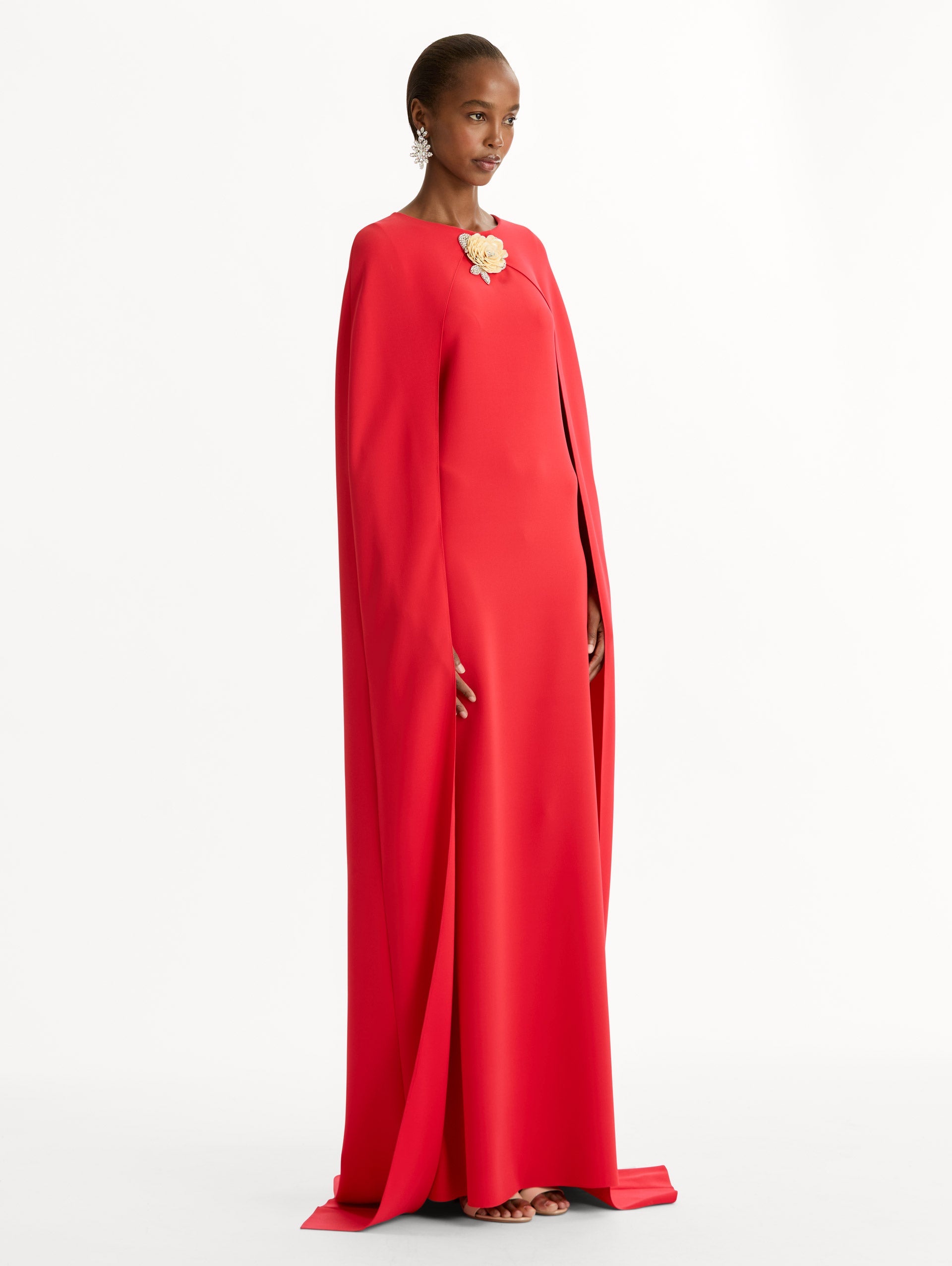 Brooch Embroidered Cape-Back Caftan Scarlet / Oscar de la Renta