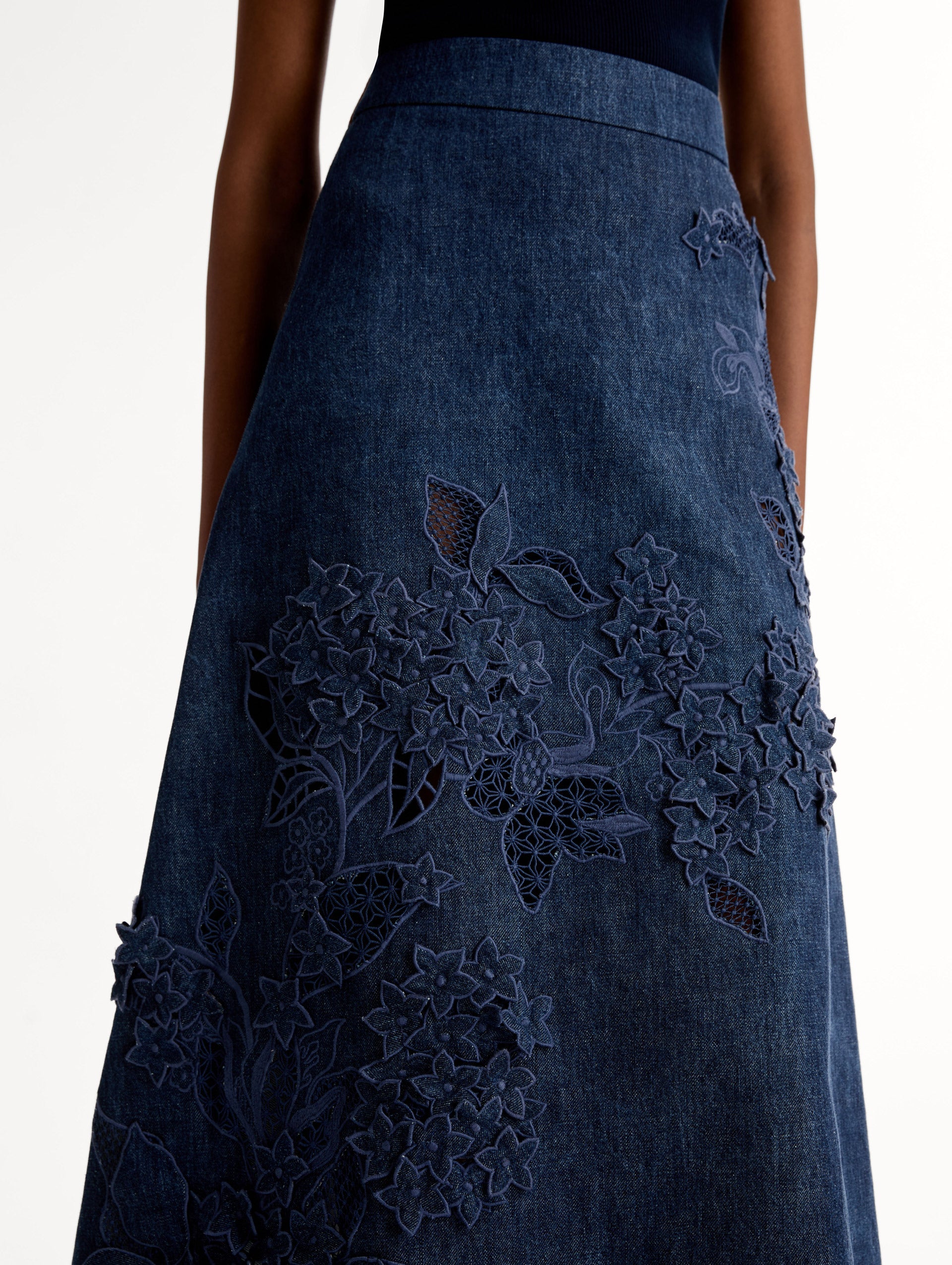 Porcelain Flower Cutout Denim Skirt Medium wash / Oscar de la Renta