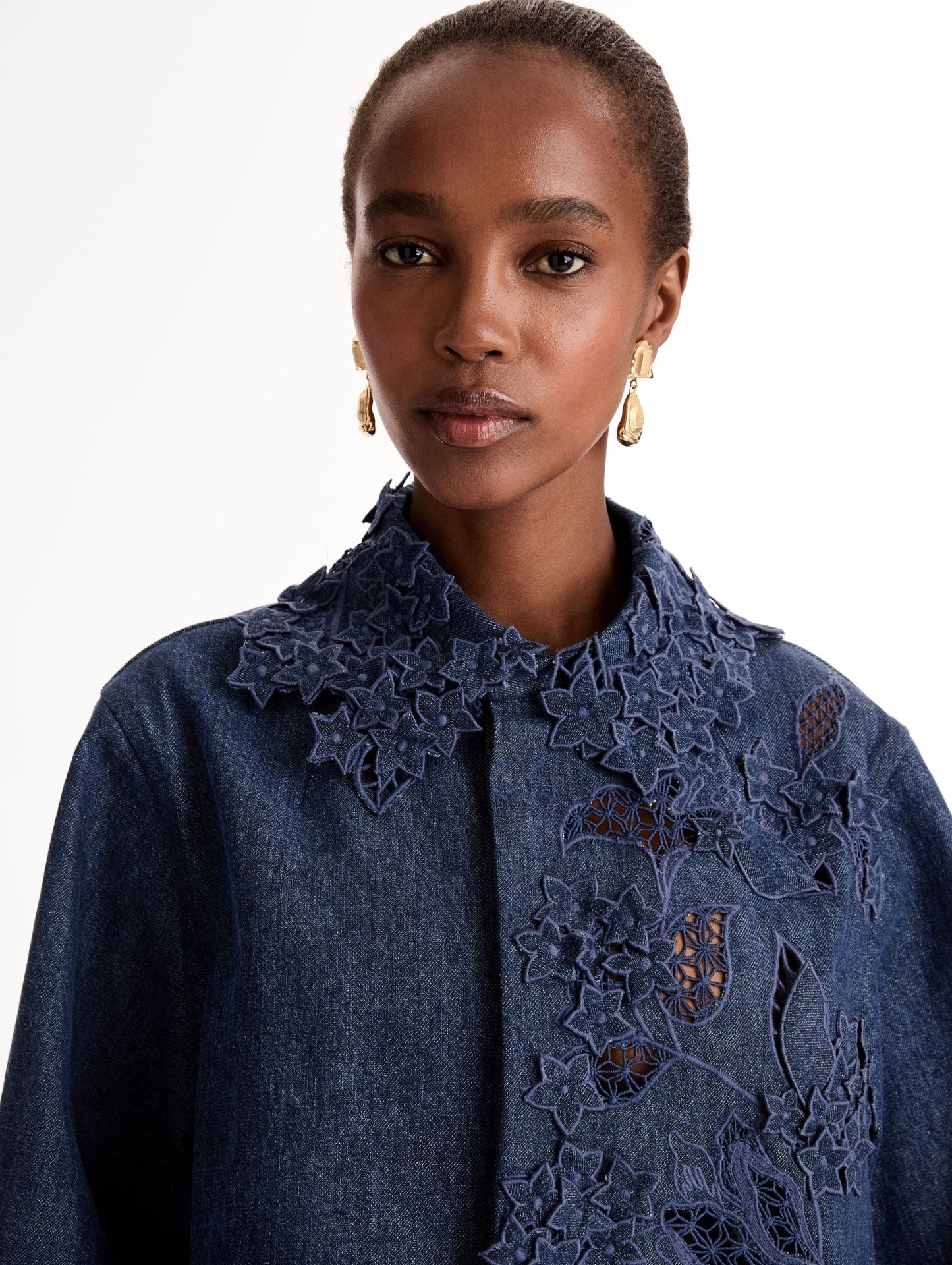 Porcelain Flower Cutout Denim Jacket Medium wash / Oscar de la Renta