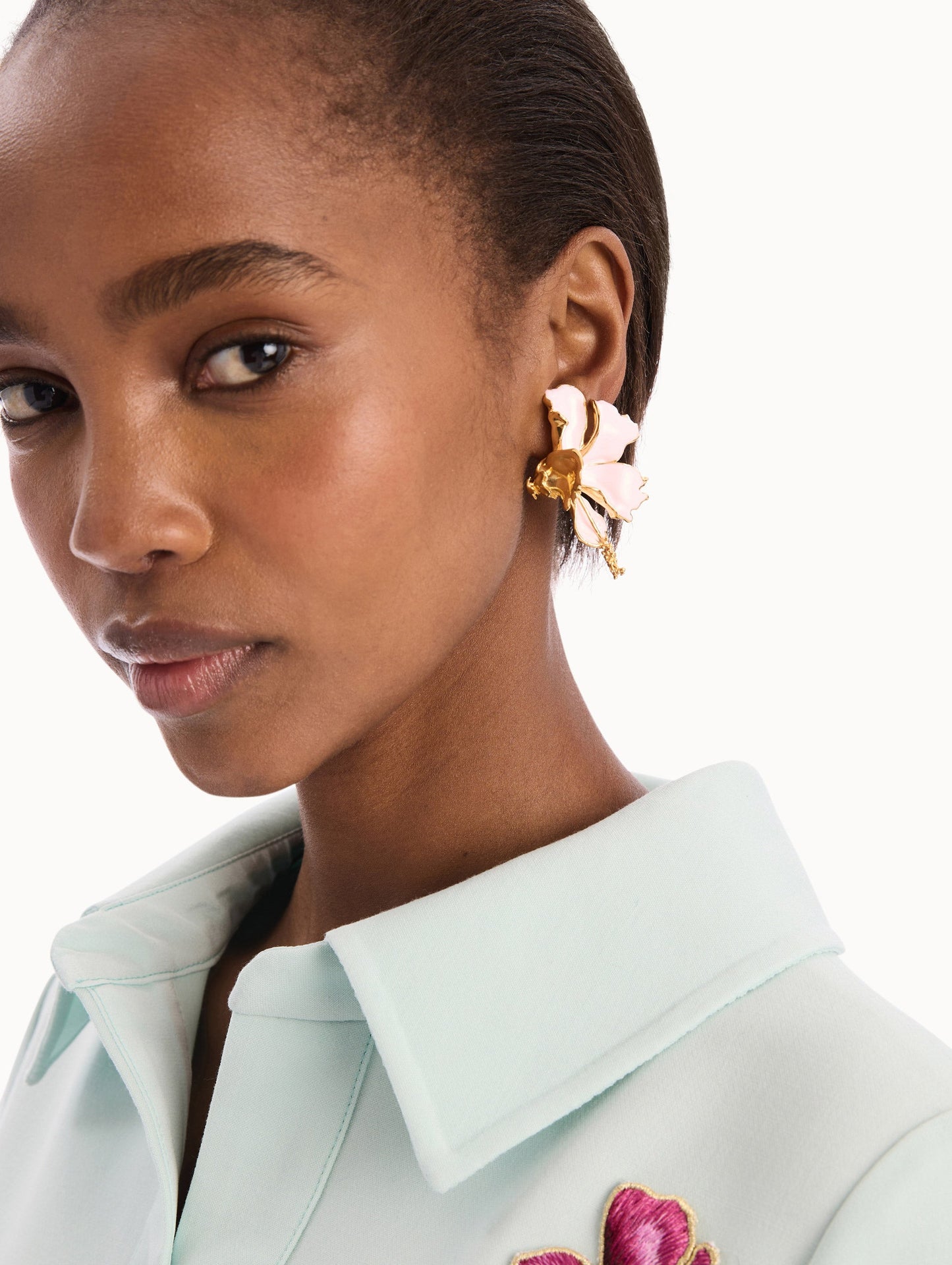 Enamel Folded Hibiscus Clip-On Earrings Light pink / Oscar de la Renta