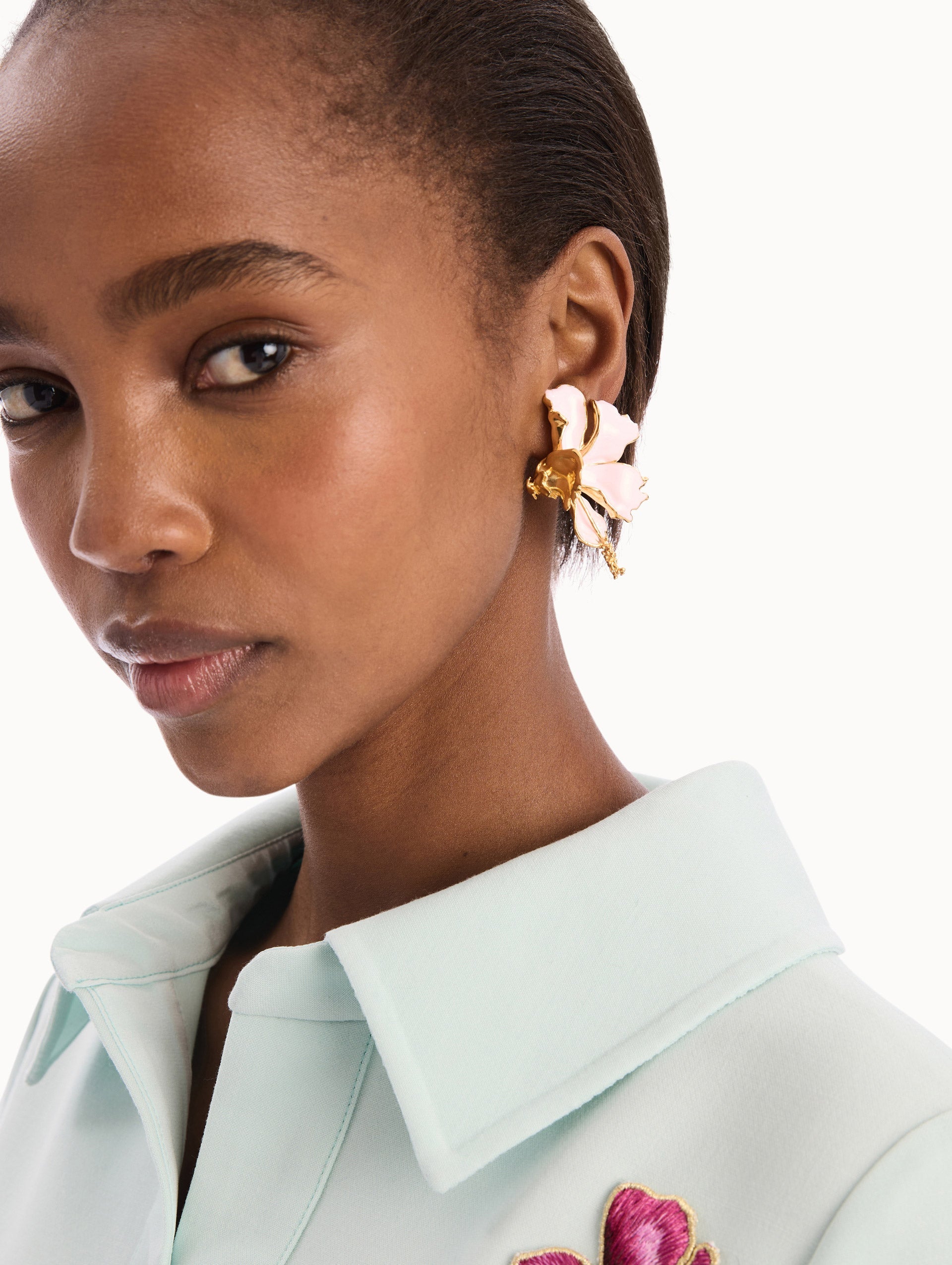 Enamel Folded Hibiscus Clip-On Earrings Light pink / Oscar de la Renta