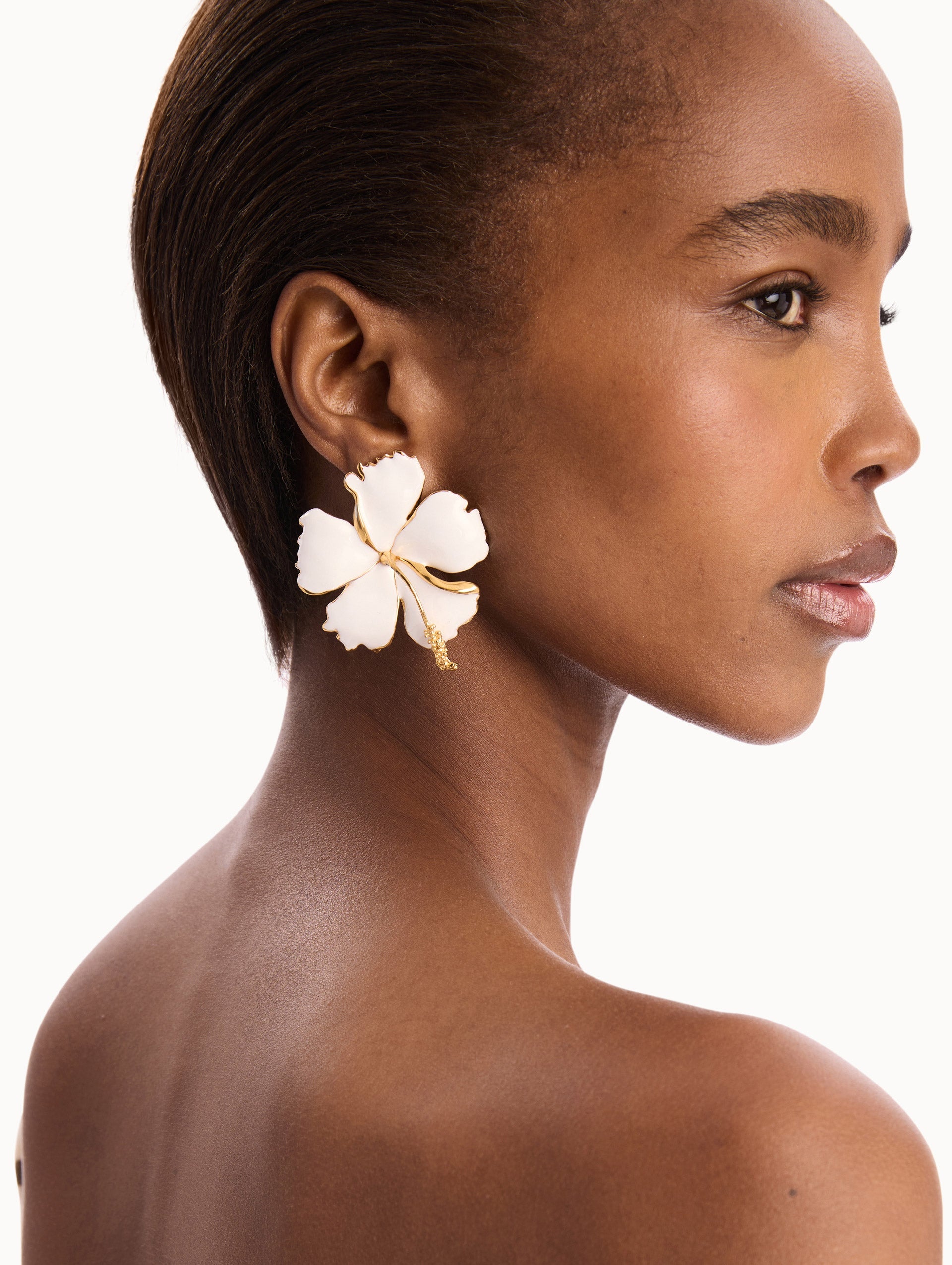Enamel Hibiscus Clip-On Earrings White / Oscar de la Renta