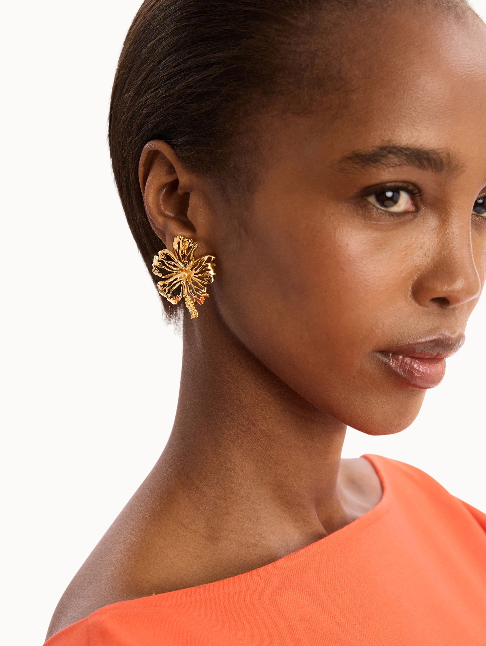 Openwork Hibiscus Earrings Gold / Oscar de la Renta