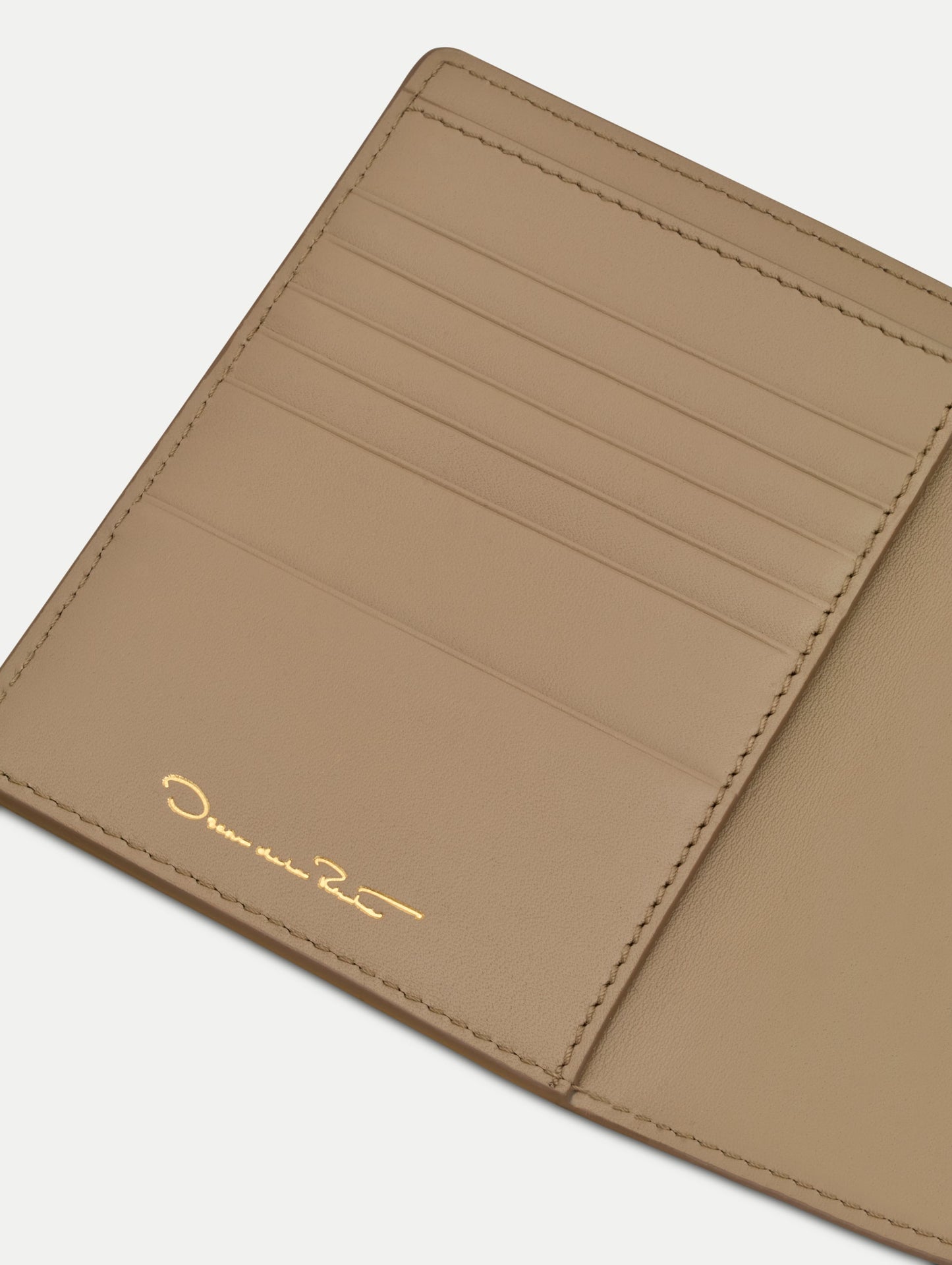Lily of the Valley–Printed Passport Cover Sand / Oscar de la Renta