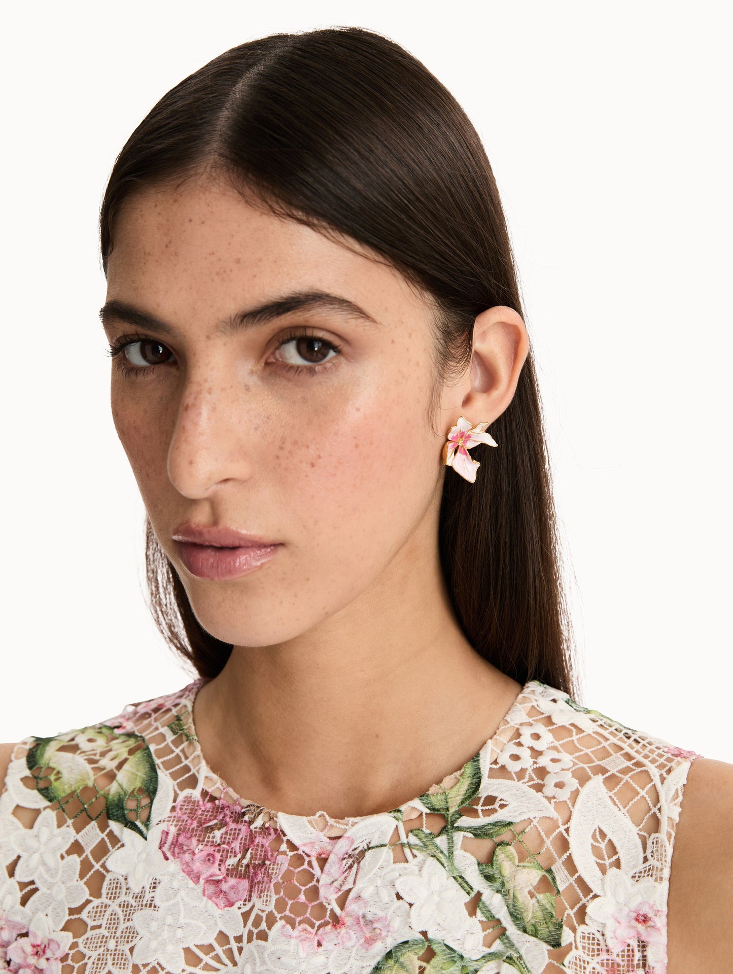 Small Enamel Cyclamen Earrings Pink / Oscar de la Renta