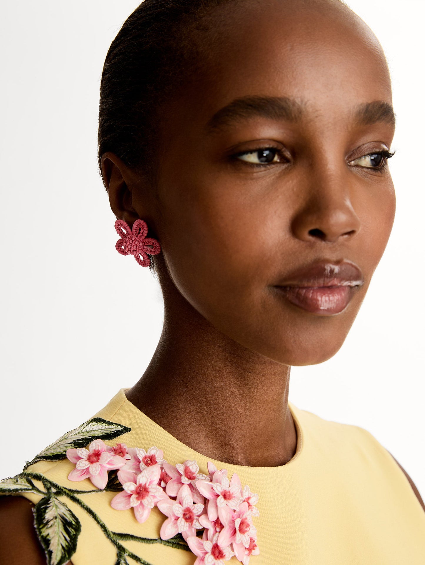 Small Woven Raffia Flower Earrings Rose / Oscar de la Renta