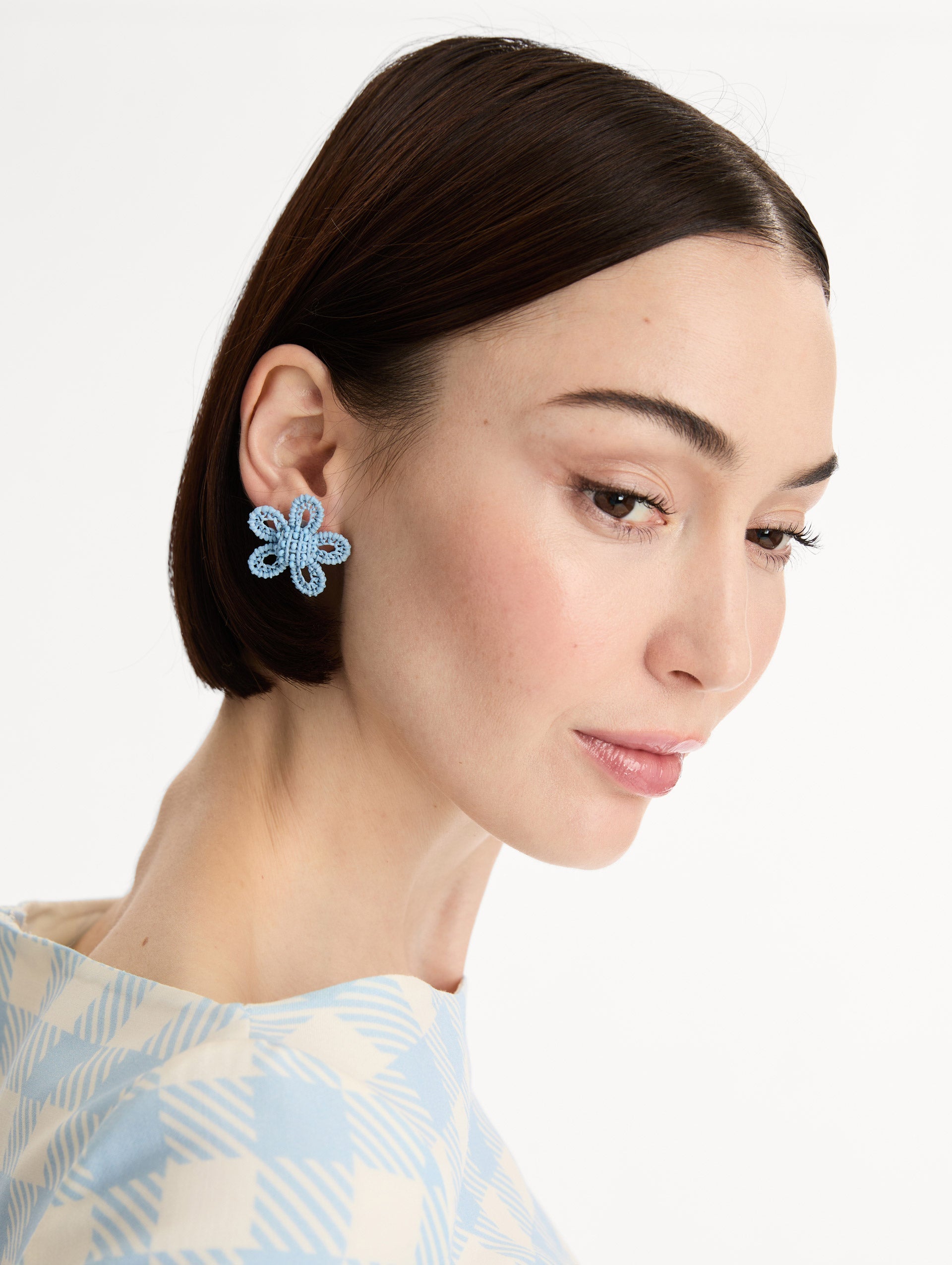 Small Woven Raffia Flower Earrings Sky / Oscar de la Renta