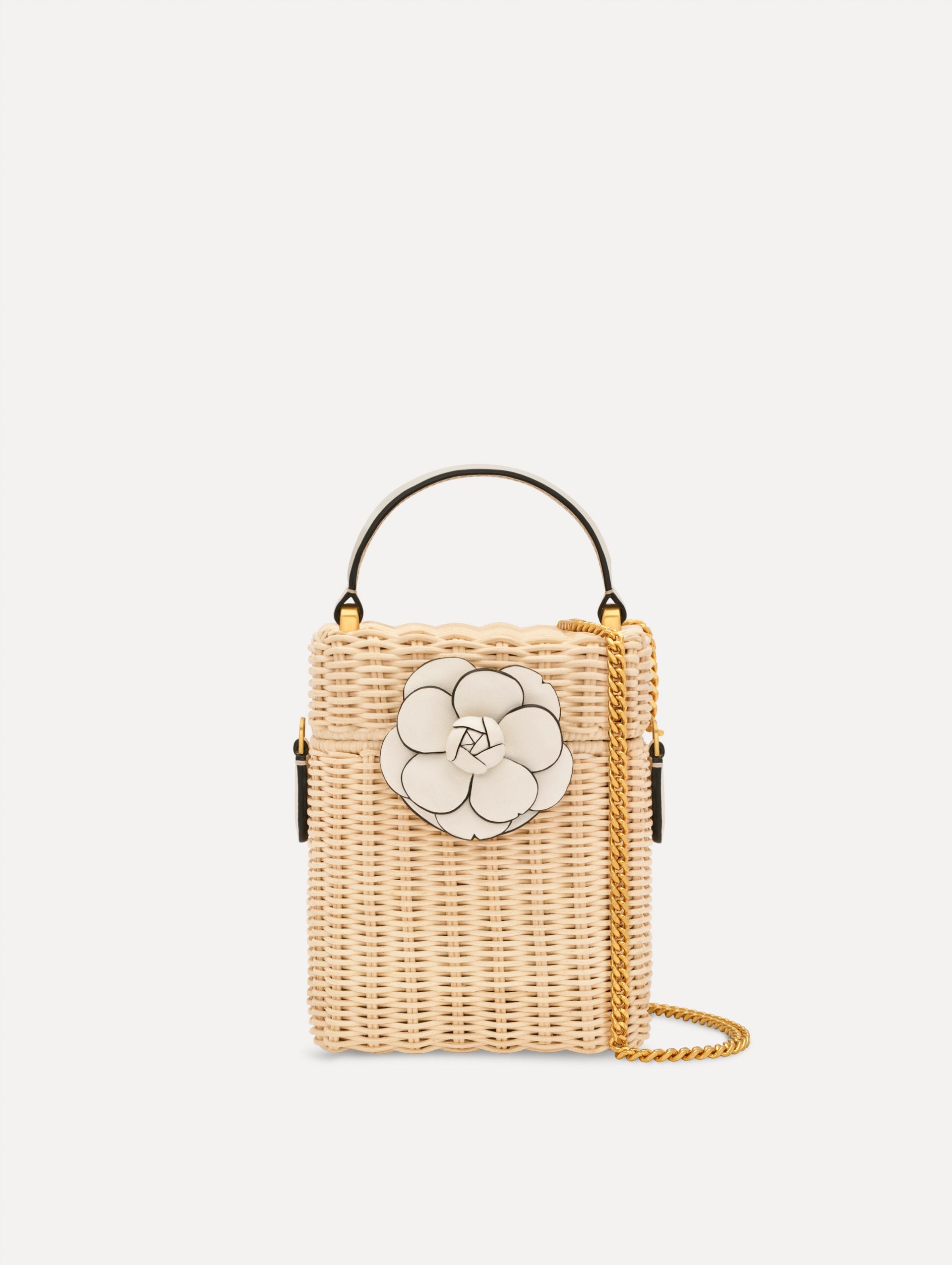 The Alibi in Wicker White / Oscar de la Renta