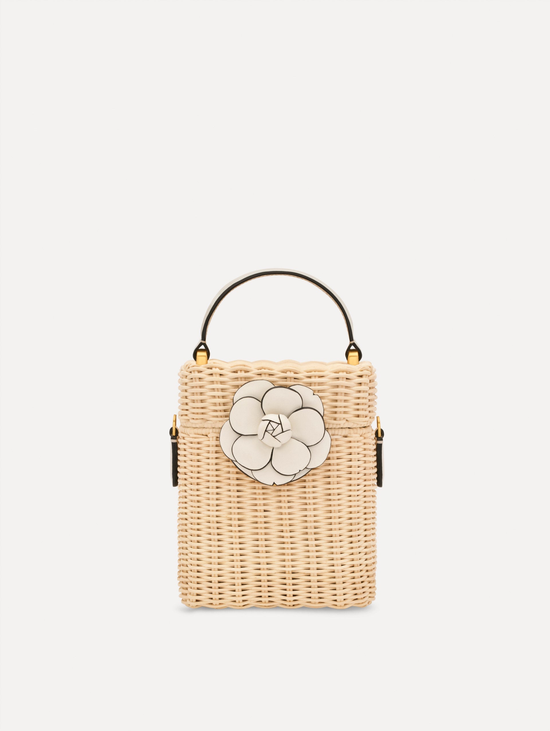 The Alibi in Wicker White / Oscar de la Renta