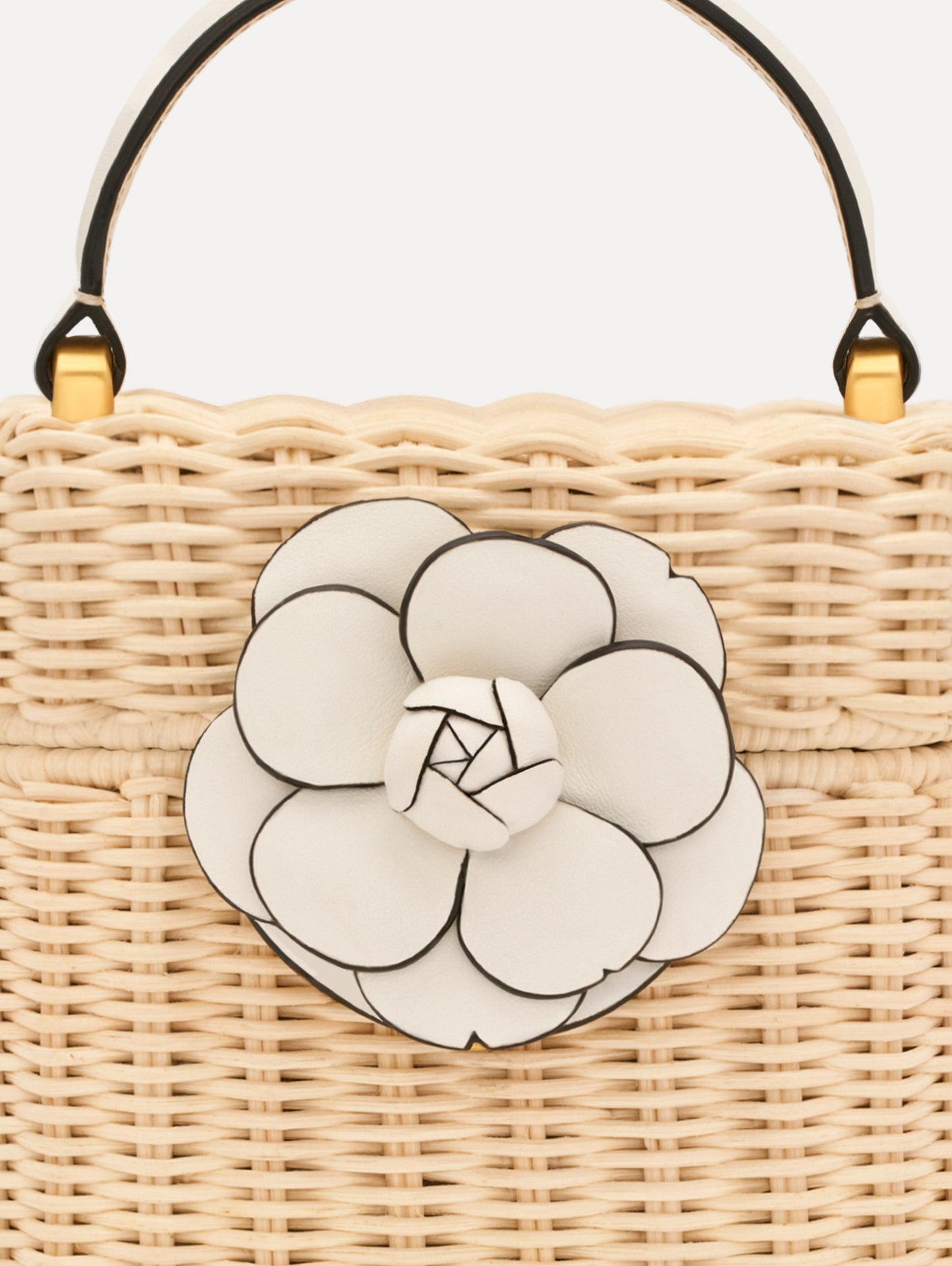 The Alibi in Wicker White / Oscar de la Renta