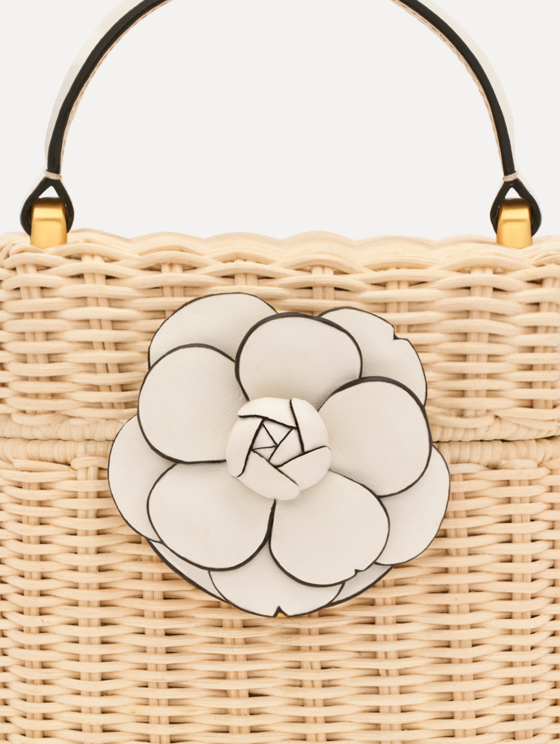 The Alibi in Wicker White / Oscar de la Renta