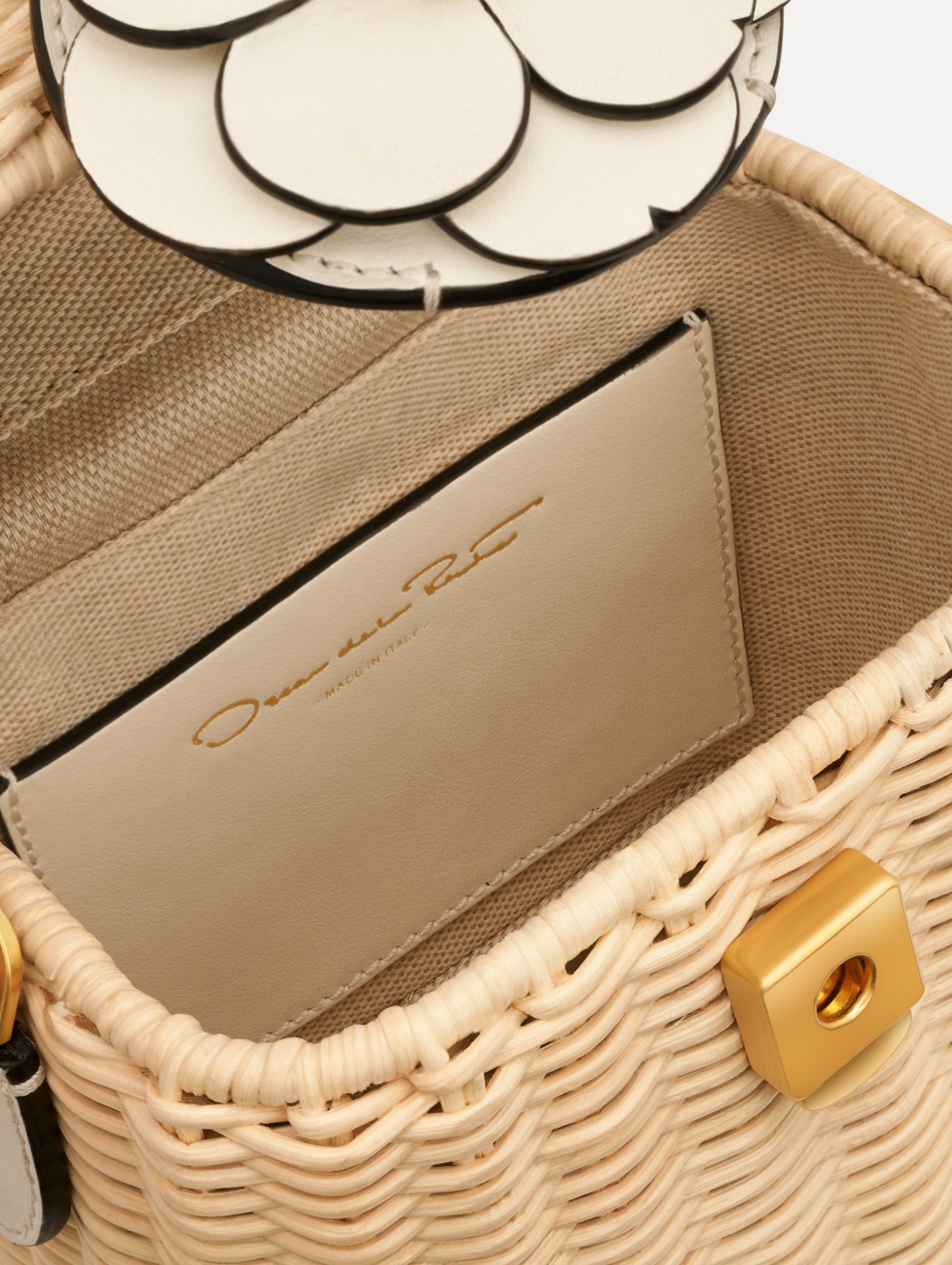 The Alibi in Wicker White / Oscar de la Renta